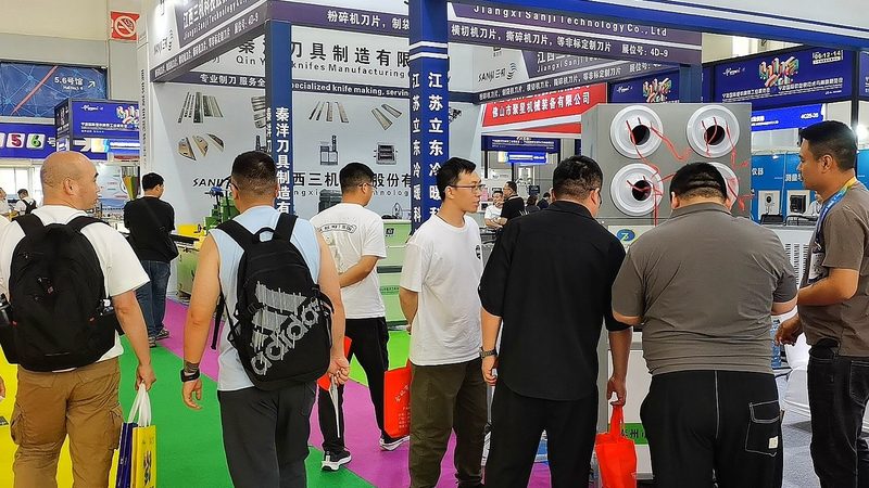 在挑选加盟公司时，要关注公司的实力。可以从以下几个方面进行考察：